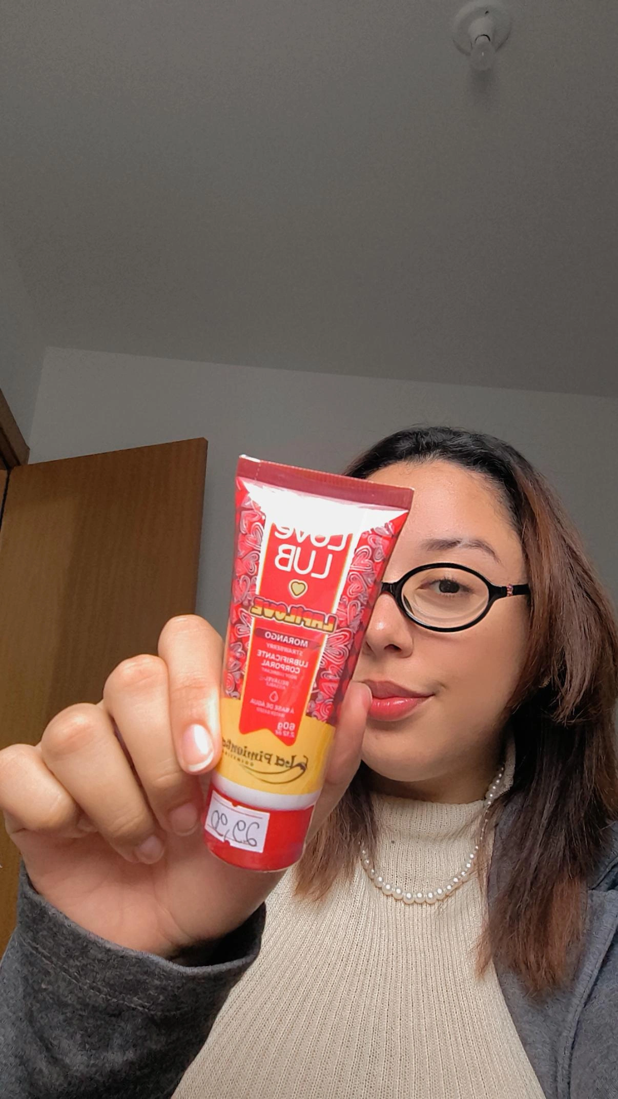 Tiff apresentando um produto da loja